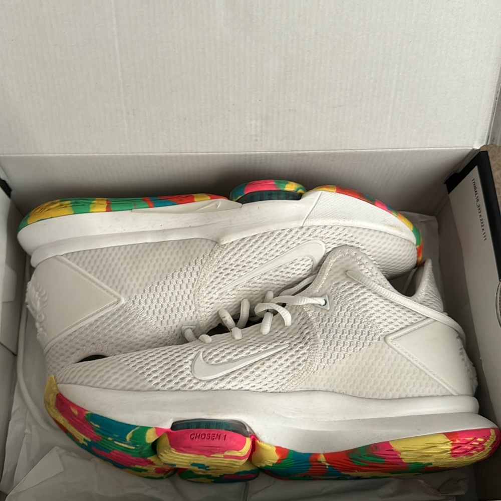 Men’s Lebron Witness IV